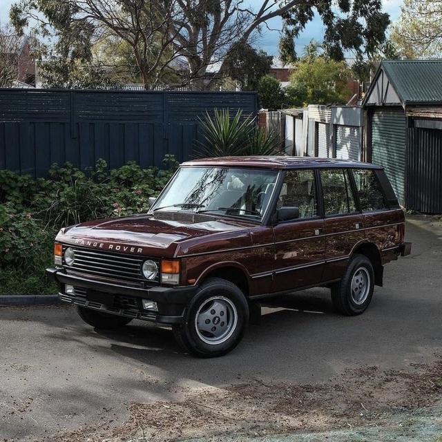 RICH WIFE IN A RANGE ROVER 